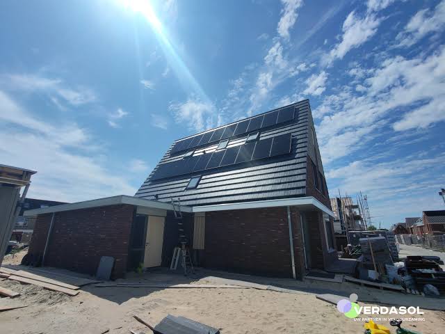 Zonnepanelen op een Nederlands rijtjeshuis